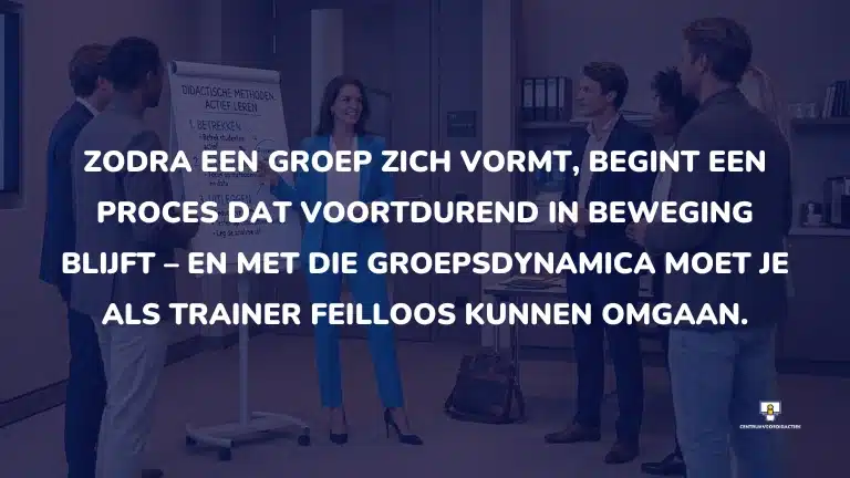 werken met groepen (afbeelding 1) Trainer legt groepsdynamica uit aan een groep professionals bij een flipover: werken met groepen begint met het begrijpen van het groepsproces